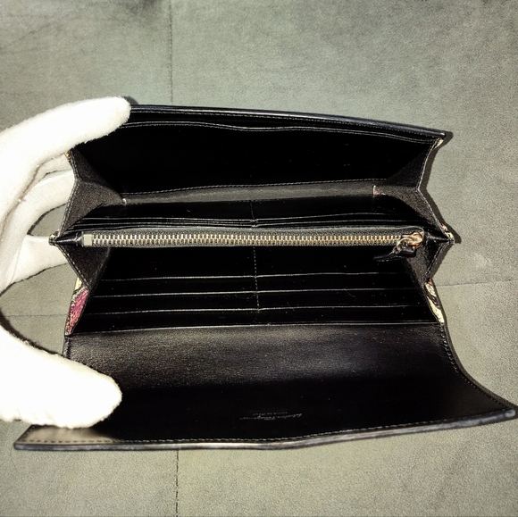 RARE SALVATORE FERRAGAMO GANCINI FLORAL PRINT CONTINENTAL LONG WALLET EUC - Picture 4 of 16